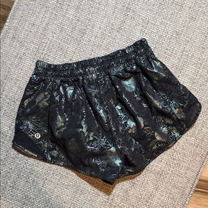 Lululemon Hotty Hot Shorts WordMark Green Foil
and‎ Black size 4